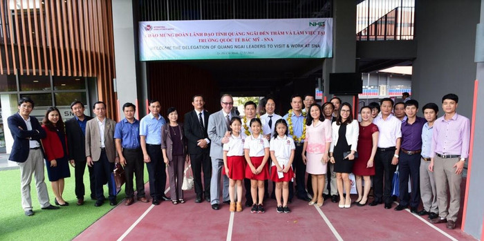 Đoàn lãnh đạo Tỉnh ủy, Ủy ban nhân dân, các sở, ban, ngành tỉnh Quảng Ngãi và lãnh đạo Trường Đại học Phạm Văn Đồng chụp ảnh lưu niệm với lãnh đạo Tập đoàn Giáo dục Nguyễn Hoàng trong chuyến thăm và làm việc ngày 12/1/2018. Ảnh: NHG. Đoàn lãnh đạo Tỉnh ủy, Ủy ban nhân dân, các sở, ban, ngành tỉnh Quảng Ngãi và lãnh đạo Trường Đại học Phạm Văn Đồng chụp ảnh lưu niệm với lãnh đạo Tập đoàn Giáo dục Nguyễn Hoàng trong chuyến thăm và làm việc ngày 12/1/2018. Ảnh: NHG.