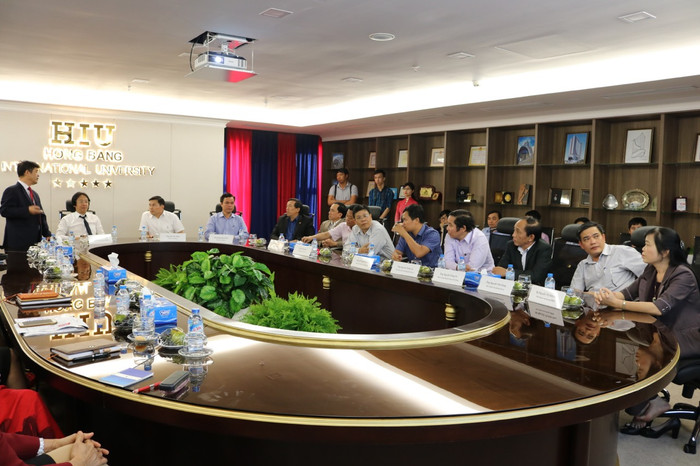 Ngày 12/1/2018 phái đoàn lãnh đạo Tỉnh ủy, Ủy ban nhân dân, các sở, ban ngành tỉnh Quảng Ngãi và 3 lãnh đạo Trường Đại học Phạm Văn Đồng bao gồm thầy Nguyễn Đăng Vũ (thứ ba từ phải sang trái) đã có chuyến thăm và làm việc tại các cơ sở giáo dục, đào tạo của Tập đoàn Nguyễn Hoàng, sau chuyến thăm này Ủy ban nhân dân tỉnh Quảng Ngãi mới có chỉ đạo cụ thể mời Nguyễn Hoàng Group đầu tư xã hội hóa Trường Đại học Phạm Văn Đồng. Ảnh: hiu.vn. Ngày 12/1/2018 phái đoàn lãnh đạo Tỉnh ủy, Ủy ban nhân dân, các sở, ban ngành tỉnh Quảng Ngãi và 3 lãnh đạo Trường Đại học Phạm Văn Đồng bao gồm thầy Nguyễn Đăng Vũ (thứ ba từ phải sang trái) đã có chuyến thăm và làm việc tại các cơ sở giáo dục, đào tạo của Tập đoàn Nguyễn Hoàng, sau chuyến thăm này Ủy ban nhân dân tỉnh Quảng Ngãi mới có chỉ đạo cụ thể mời Nguyễn Hoàng Group đầu tư xã hội hóa Trường Đại học Phạm Văn Đồng. Ảnh: hiu.vn.
