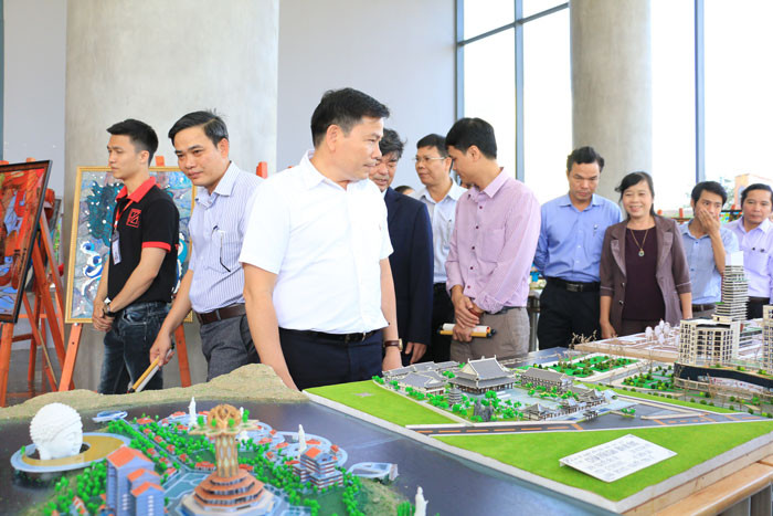 Gian triển lãm của Lễ hội truyền thống khoa Kiến trúc Đại học Quốc tế Hồng Bàng, một thành viên thuộc hệ thống giáo dục Nguyễn Hoàng Group, thu hút sự chú ý của các lãnh đạo tỉnh Quảng Ngãi. Ảnh: hiu.vn. Gian triển lãm của Lễ hội truyền thống khoa Kiến trúc Đại học Quốc tế Hồng Bàng, một thành viên thuộc hệ thống giáo dục Nguyễn Hoàng Group, thu hút sự chú ý của các lãnh đạo tỉnh Quảng Ngãi. Ảnh: hiu.vn.