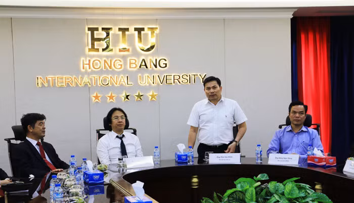 Ông Trần Văn Minh - Phó Bí thư Tỉnh ủy tỉnh Quảng Ngãi phát biểu trong chuyến thăm và làm việc tại các cơ sở thuộc hệ thống giáo dục Nguyễn Hoàng Group ngày 12/1/2018 để tìm hiểu phương hướng xã hội hóa Trường Đại học Phạm Văn Đồng. Ảnh: hiu.vn