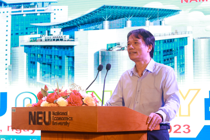 Giáo sư - Tiến sĩ Phạm Hồng Chương - Hiệu trưởng Trường Đại học Kinh tế quốc dân phát biểu chào mừng tại Ngày hội Tư vấn tuyển sinh hướng nghiệp năm 2023. Ảnh: Doãn Nhàn Giáo sư - Tiến sĩ Phạm Hồng Chương - Hiệu trưởng Trường Đại học Kinh tế quốc dân phát biểu chào mừng tại Ngày hội Tư vấn tuyển sinh hướng nghiệp năm 2023. Ảnh: Doãn Nhàn