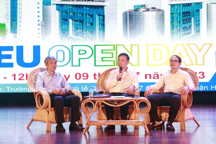 Phó giáo sư Bùi Huy Nhượng cùng Phó giáo sư Bùi Đức Triệu và Tiến sĩ Lê Anh Đức giải đáp các thắc mắc của phụ huynh, học sinh tại Ngày hội tư vấn tuyển sinh hướng nghiệp. Ảnh: Doãn Nhàn Phó giáo sư Bùi Huy Nhượng cùng Phó giáo sư Bùi Đức Triệu và Tiến sĩ Lê Anh Đức giải đáp các thắc mắc của phụ huynh, học sinh tại Ngày hội tư vấn tuyển sinh hướng nghiệp. Ảnh: Doãn Nhàn