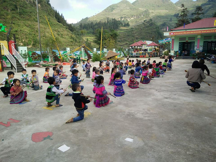 Hoạt động ngoài trời gắn liền với các điệu múa dân tộc. (Ảnh: LC) Hoạt động ngoài trời gắn liền với các điệu múa dân tộc. (Ảnh: LC)