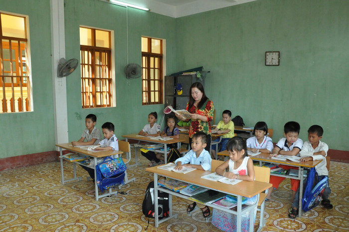 Cô trò cùng vượt qua khó khăn trên đảo tiền tiêu. Cô trò cùng vượt qua khó khăn trên đảo tiền tiêu.