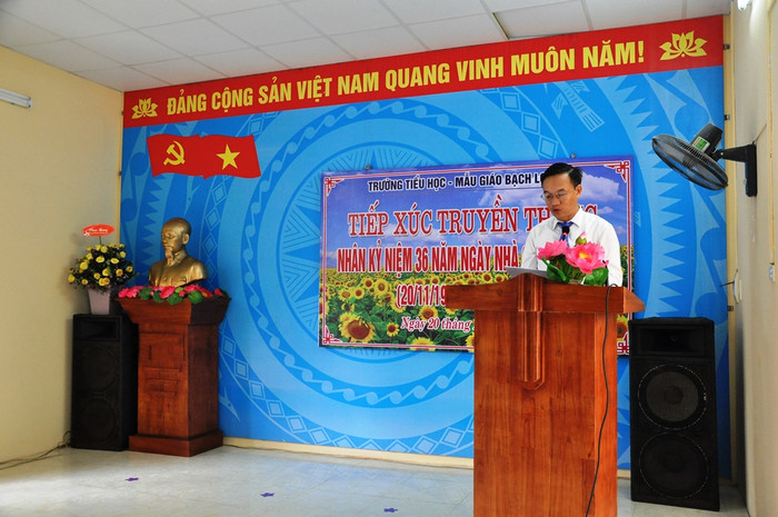 Thầy Ngô Quang Minh, Hiệu trưởng nhà trường phát biểu trong lễ kỷ niệm. Thầy Ngô Quang Minh, Hiệu trưởng nhà trường phát biểu trong lễ kỷ niệm.