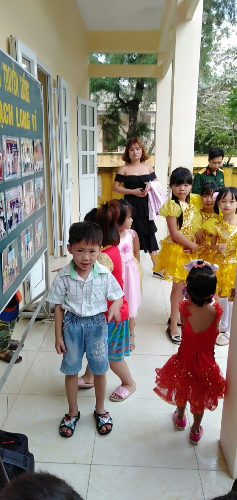 Phút chuẩn bị cho tiết mục văn nghệ tặng thầy cô nhân ngày 20/11. Phút chuẩn bị cho tiết mục văn nghệ tặng thầy cô nhân ngày 20/11.