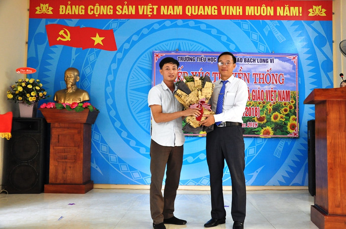 Đại diện cha mẹ học sinh tặng hoa chúc mừng các thầy cô giáo nhân ngày Hiến chương các nhà giáo. (Ảnh: BLV) Đại diện cha mẹ học sinh tặng hoa chúc mừng các thầy cô giáo nhân ngày Hiến chương các nhà giáo. (Ảnh: BLV)