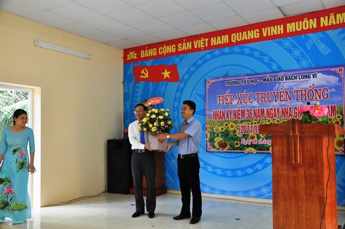 Ông Trần Quang Tường đại diện lãnh đạo huyện đảo tặng hoa chúc mừng nhà trường. Ông Trần Quang Tường đại diện lãnh đạo huyện đảo tặng hoa chúc mừng nhà trường.