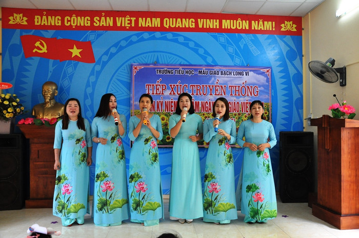 Tiết mục "cây nhà lá vườn" của các thầy cô giáo trường Tiểu học, Mầm non Bạch Long Vĩ. Tiết mục "cây nhà lá vườn" của các thầy cô giáo trường Tiểu học, Mầm non Bạch Long Vĩ.