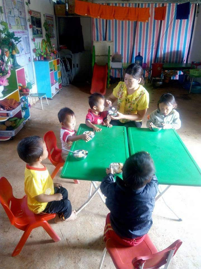 Lo từng miếng ăn, giấc ngủ cho học trò. (Ảnh: NVCC) Lo từng miếng ăn, giấc ngủ cho học trò. (Ảnh: NVCC)