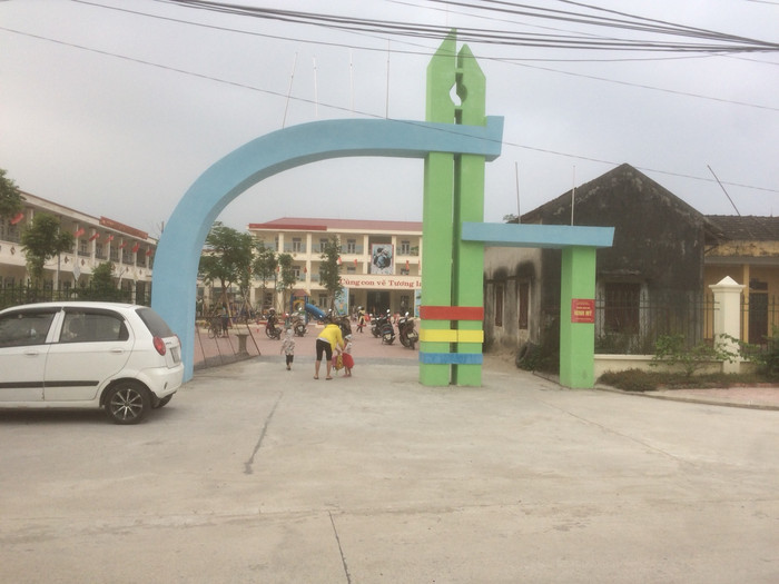 Trường mầm non Ninh Mỹ, một vùng nông thôn của Ninh Bình nhưng phụ huynh phải đóng đến hơn 3 triệu đồng tiền đầu năm. (Ảnh: LC) Trường mầm non Ninh Mỹ, một vùng nông thôn của Ninh Bình nhưng phụ huynh phải đóng đến hơn 3 triệu đồng tiền đầu năm. (Ảnh: LC)