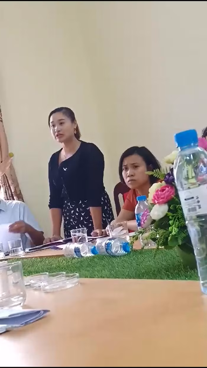 Quy trình bổ nhiệm của bà Nhung có đúng với quy định của ngành Giáo dục? (Bà Nhung là người đứng. Ảnh chụp từ clip phụ huynh cung cấp) Quy trình bổ nhiệm của bà Nhung có đúng với quy định của ngành Giáo dục? (Bà Nhung là người đứng. Ảnh chụp từ clip phụ huynh cung cấp)