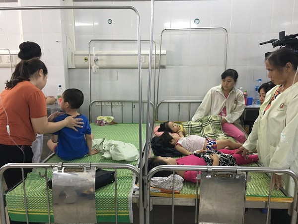 Các bệnh nhân nhi đang được gia đình chăm sóc. ảnh: Kinh tế đô thị. Các bệnh nhân nhi đang được gia đình chăm sóc. ảnh: Kinh tế đô thị.