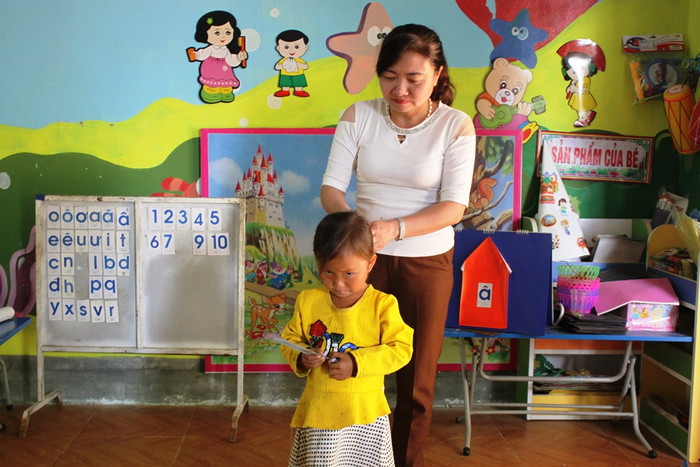 Cô giáo Tuyết bên học sinh thân yêu của mình. (Ảnh: Nguyễn Toan) Cô giáo Tuyết bên học sinh thân yêu của mình. (Ảnh: Nguyễn Toan)