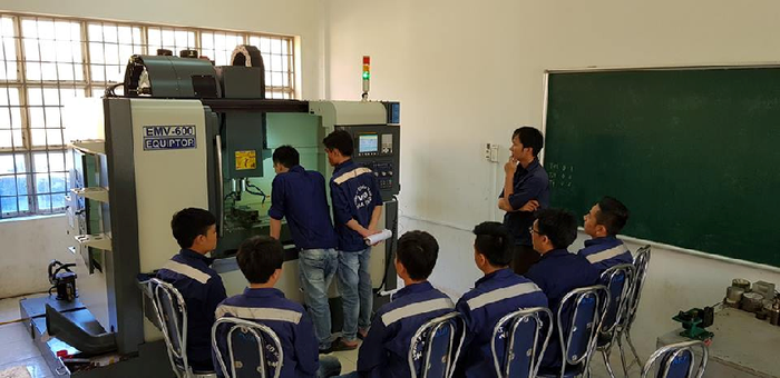 Giảng viên không chỉ truyền thụ lý thuyết mà còn phải là người giỏi nghề để trò noi theo. (Ảnh: http://soldtbxh.phuyen.gov.vn)