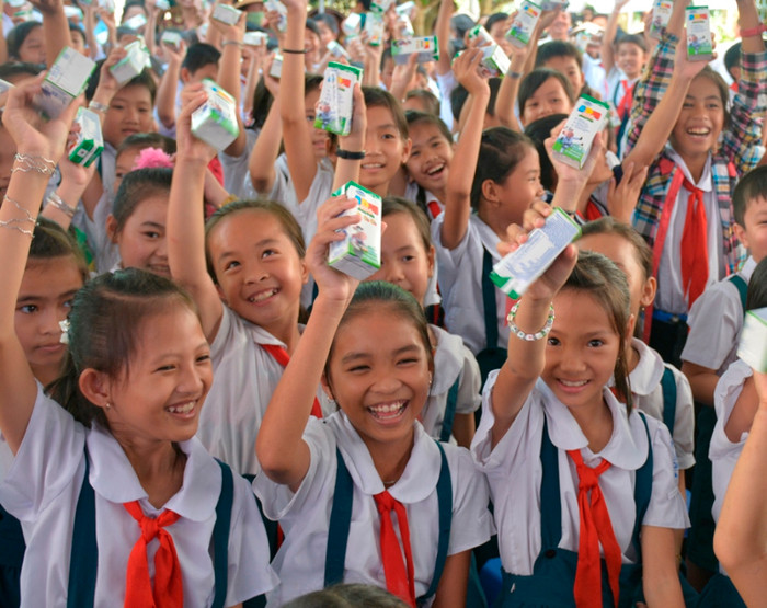 Uống sữa từ nhỏ giúp trẻ bổ sung nhiều dưỡng chất quan trọng, hỗ trợ phát triển cho trí não và cả thể chất. Uống sữa từ nhỏ giúp trẻ bổ sung nhiều dưỡng chất quan trọng, hỗ trợ phát triển cho trí não và cả thể chất.