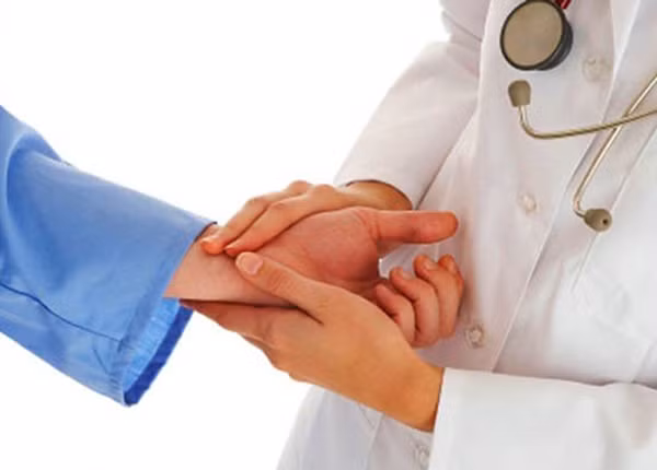 Sự ân cần của các bác sĩ đã gieo mầm sự sống cho các bệnh nhân đang vật lộn với chính bản thân mình vượt qua lằn ranh của sự sống và cái chết. Sự ân cần của các bác sĩ đã gieo mầm sự sống cho các bệnh nhân đang vật lộn với chính bản thân mình vượt qua lằn ranh của sự sống và cái chết.