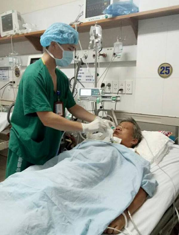 Điều dưỡng viên Hiếu đang chăm sóc bệnh nhân. (Ảnh: VNN) Điều dưỡng viên Hiếu đang chăm sóc bệnh nhân. (Ảnh: VNN)