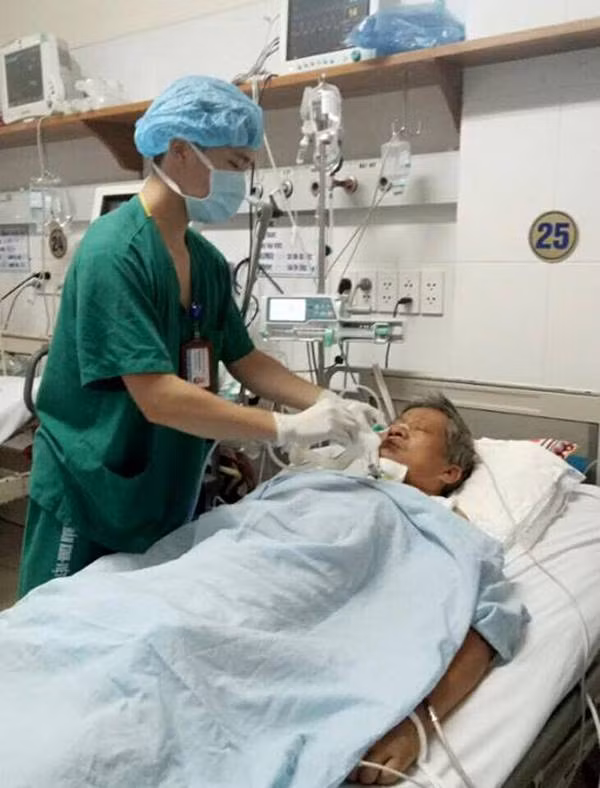 Điều dưỡng viên Hiếu đang chăm sóc bệnh nhân. (Ảnh: VNN) Điều dưỡng viên Hiếu đang chăm sóc bệnh nhân. (Ảnh: VNN)