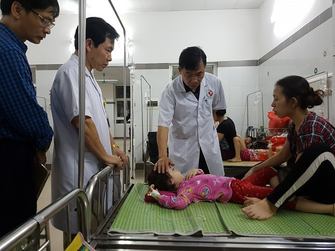 Giám đốc sở Y tế Hà Nội thăm hỏi động viên các nạn nhân và gia đình. (Ảnh: KTDT) Giám đốc sở Y tế Hà Nội thăm hỏi động viên các nạn nhân và gia đình. (Ảnh: KTDT)