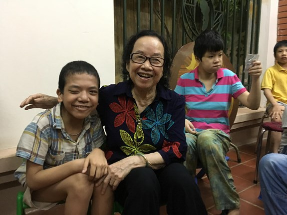 Bác sĩ Đỗ Thúy Nga với các em nhỏ tại Trung tâm Hi vọng (Ảnh: NVCC)