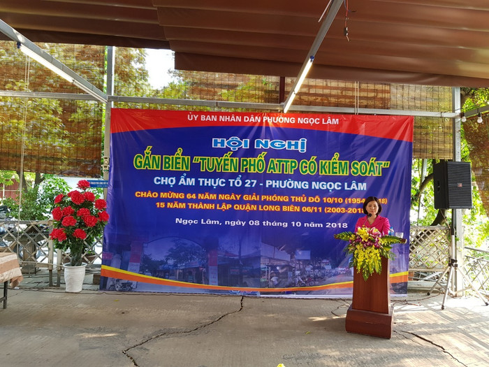 Tuyến chợ ẩm thực tổ 27 Ngọc Lâm được công nhân là “Tuyến phố an toàn thực phẩm có kiểm soát. Tuyến chợ ẩm thực tổ 27 Ngọc Lâm được công nhân là “Tuyến phố an toàn thực phẩm có kiểm soát.