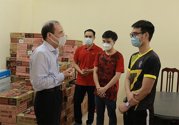 Phó Giáo sư, Tiến sĩ Vũ Văn San, Giám đốc Học viện gặp gỡ và trao quà đại diện cho sinh viên Lào tại Ký túc xá ( Ảnh: Học viện Công nghệ Bưu chính Viễn thông)