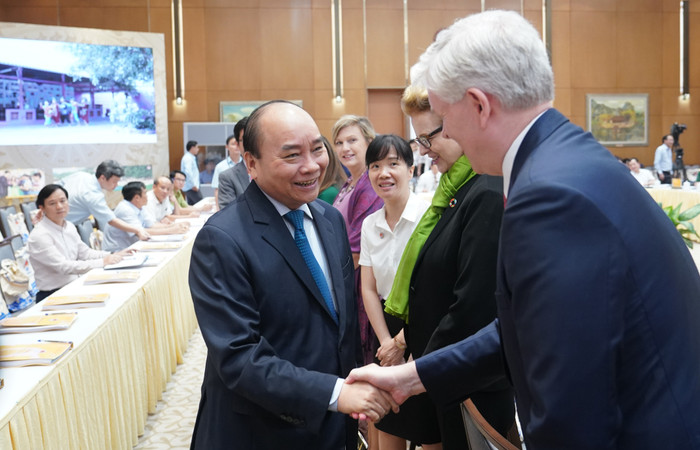 Thủ tướng trao đổi với các đại biểu dự hội nghị. Ảnh: VGP Thủ tướng trao đổi với các đại biểu dự hội nghị. Ảnh: VGP