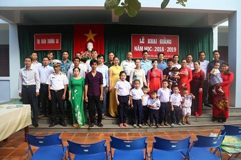 Đại diện chính quyền, phụ huynh và học sinh trên đảo Trường Sa. (Ảnh: T.H)