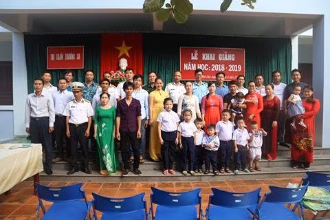 Đại diện chính quyền, phụ huynh và học sinh trên đảo Trường Sa. (Ảnh: T.H)