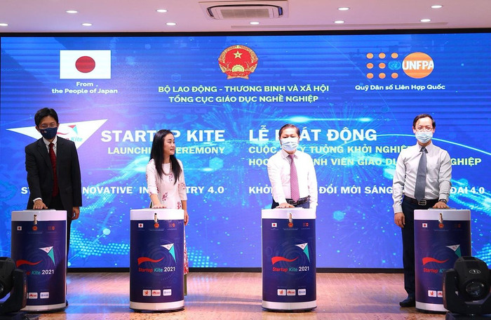 Các đại biểu nhấn nút khởi động cuộc thi năm 2021. Ảnh Tổng cục giáo dục nghề nghiệp