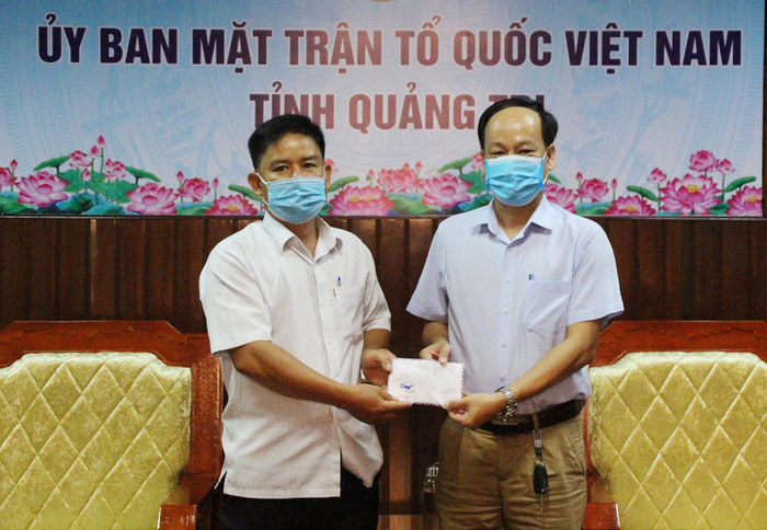 Phó Chủ tịch Ủy ban Mặt trận Tổ quốc tỉnh Quảng Trị - Lê Hồng Sơn tiếp nhận khoản tiền ủng hộ của thầy Nguyễn Viết Tước (bên trái). Ảnh: NVCC Phó Chủ tịch Ủy ban Mặt trận Tổ quốc tỉnh Quảng Trị - Lê Hồng Sơn tiếp nhận khoản tiền ủng hộ của thầy Nguyễn Viết Tước (bên trái). Ảnh: NVCC