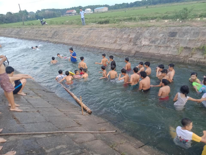 Lớp học bơi miễn phí của thầy giáo Nguyễn Viết Tước. Ảnh: NVCC Lớp học bơi miễn phí của thầy giáo Nguyễn Viết Tước. Ảnh: NVCC