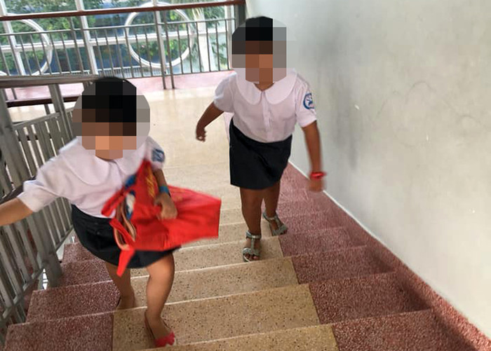 Học sinh lớp 1 phải mang cặp từ tầng trệt lên lầu 3. (Ảnh: H.L) Học sinh lớp 1 phải mang cặp từ tầng trệt lên lầu 3. (Ảnh: H.L)