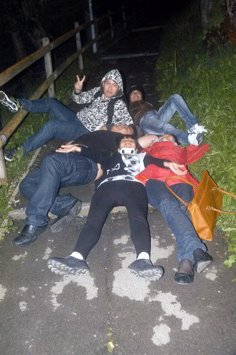 Dậy làm pose hình rồi ngủ tiếp nào!