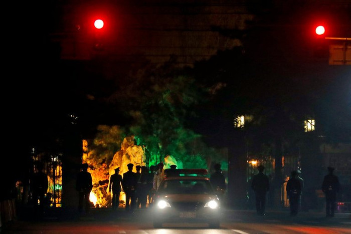 Đội quân danh dự Trung Quốc hiện diện ở cổng Điếu Ngư Đài đón một đoàn xe "lạ" càng làm tăng tin đồn, ảnh: The New York Times.