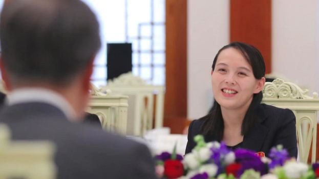 Em gái nhà lãnh đạo Triều Tiên Kim Jong-un, bà Kim Yo-jong nói chuyện với Tổng thống Mon Jae-in trong buổi tiếp kiến khi bà thăm Hàn Quốc. Ảnh: The Australian. Em gái nhà lãnh đạo Triều Tiên Kim Jong-un, bà Kim Yo-jong nói chuyện với Tổng thống Mon Jae-in trong buổi tiếp kiến khi bà thăm Hàn Quốc. Ảnh: The Australian.
