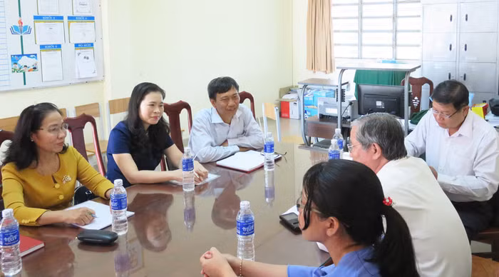 Phó Chủ tịch Công đoàn Giáo dục Việt Nam Nguyễn Thị Bích Hợp (người ngồi giữa, bên trái) động viên cô giáo B.T.C.N (Ảnh: Mai Hương / Báo Long An, baolongan.vn)