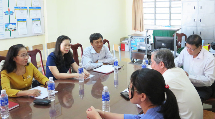 Phó Chủ tịch Công đoàn Giáo dục Việt Nam Nguyễn Thị Bích Hợp (người ngồi giữa, bên trái) động viên cô giáo B.T.C.N (Ảnh: Mai Hương / Báo Long An, baolongan.vn) Phó Chủ tịch Công đoàn Giáo dục Việt Nam Nguyễn Thị Bích Hợp (người ngồi giữa, bên trái) động viên cô giáo B.T.C.N (Ảnh: Mai Hương / Báo Long An, baolongan.vn)