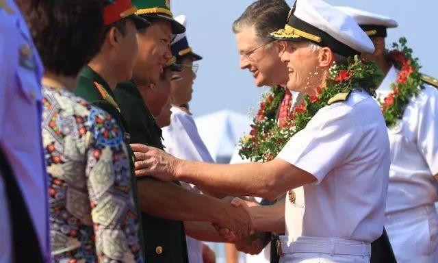 Lãnh đạo Đà Nẵng tiếp chỉ huy Hạm đội 7 và tàu sân bay USS Carl Vinson thăm Việt Nam, sự kiện này nằm trong tâm điểm theo dõi của một nhóm nhà nghiên cứu Trung Quốc. Ảnh trên Thời báo Hoàn Cầu. Lãnh đạo Đà Nẵng tiếp chỉ huy Hạm đội 7 và tàu sân bay USS Carl Vinson thăm Việt Nam, sự kiện này nằm trong tâm điểm theo dõi của một nhóm nhà nghiên cứu Trung Quốc. Ảnh trên Thời báo Hoàn Cầu.