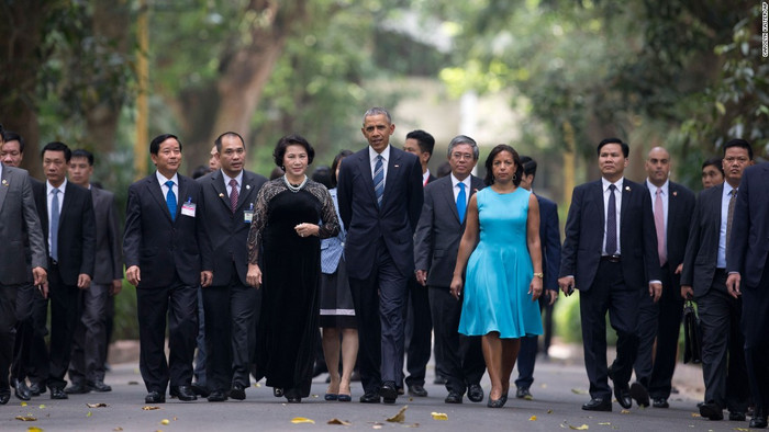 Tổng thống Barack Obama đã chiếm được nhiều tình cảm của người Việt trong chuyến thăm chính thức Việt Nam năm 2016, ảnh: CNN. Tổng thống Barack Obama đã chiếm được nhiều tình cảm của người Việt trong chuyến thăm chính thức Việt Nam năm 2016, ảnh: CNN.