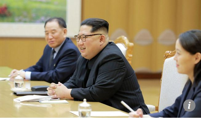 Anh em nhà lãnh đạo Kim Jong-un và một quan chức cấp cao Triều Tiên tiếp phái đoàn Hàn Quốc hơn 4 giờ đồng hồ trước khi chiêu đãi, ảnh: SCMP. Anh em nhà lãnh đạo Kim Jong-un và một quan chức cấp cao Triều Tiên tiếp phái đoàn Hàn Quốc hơn 4 giờ đồng hồ trước khi chiêu đãi, ảnh: SCMP.