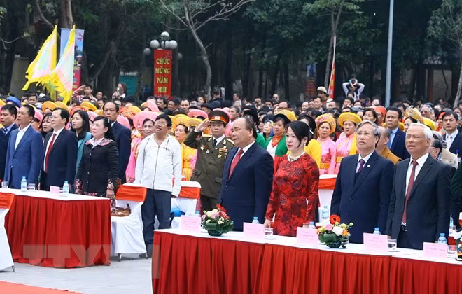 Thủ tướng Nguyễn Xuân Phúc và các đại biểu dâng hương kỷ niệm 229 năm Chiến thắng Ngọc Hồi-Đống Đa, ảnh: Thống Nhất / TTXVN.