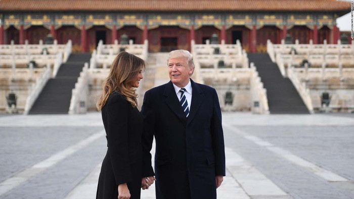 Vợ chồng Tổng thống Donald Trump thăm Tử Cấm Thành, Bắc Kinh, Trung Quốc, ảnh: CNN. Vợ chồng Tổng thống Donald Trump thăm Tử Cấm Thành, Bắc Kinh, Trung Quốc, ảnh: CNN.