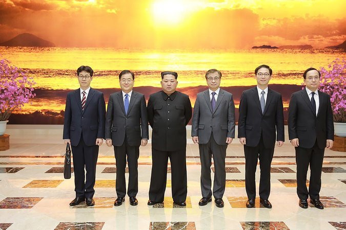 Ông Kim Jong-un chụp ảnh chung với các nhà ngoại giao Hàn Quốc tại trụ sở Đảng Lao động Triều Tiên. Ảnh: The New York Times. Ông Kim Jong-un chụp ảnh chung với các nhà ngoại giao Hàn Quốc tại trụ sở Đảng Lao động Triều Tiên. Ảnh: The New York Times.