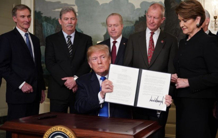 Tổng thống Hoa Kỳ Donald Trump và cộng sự, ảnh: SCMP. Tổng thống Hoa Kỳ Donald Trump và cộng sự, ảnh: SCMP.