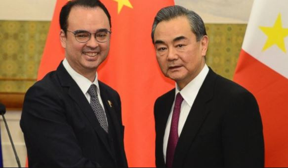 Ngoại trưởng Philippines Alan Peter Cayetano và người đồng cấp Trung Quốc Vương Nghị, ảnh: ABC News. Ngoại trưởng Philippines Alan Peter Cayetano và người đồng cấp Trung Quốc Vương Nghị, ảnh: ABC News.