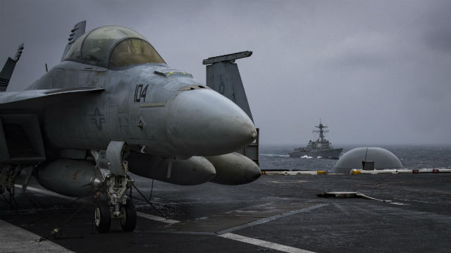 Tàu sân bay USS Carl Vinson và tàu khu trục USS Wayne E. Meyer tập trận trên Biển Đông, ảnh: Times of San Diego. Tàu sân bay USS Carl Vinson và tàu khu trục USS Wayne E. Meyer tập trận trên Biển Đông, ảnh: Times of San Diego.