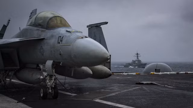 Tàu sân bay USS Carl Vinson và tàu khu trục USS Wayne E. Meyer tập trận trên Biển Đông, ảnh: Times of San Diego.