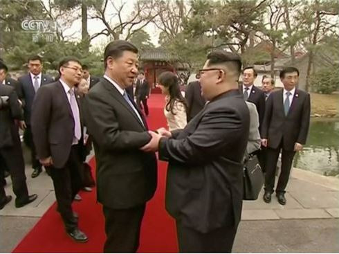 Ông Kim Jong-un và ông Tập Cận Bình chia tay nhau tại Điếu Ngư Đài, ảnh: CCTV. Ông Kim Jong-un và ông Tập Cận Bình chia tay nhau tại Điếu Ngư Đài, ảnh: CCTV.